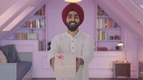 hombre indio sikh feliz dando un regalo