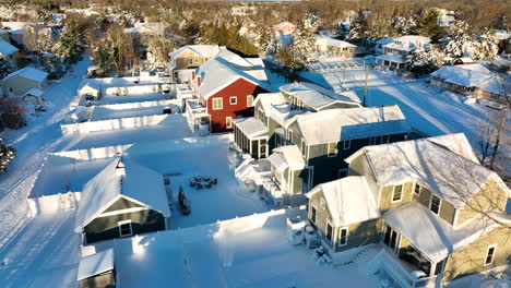 Patio-Trasero-De-Casas-Cubiertas-De-Nieve-Invernal