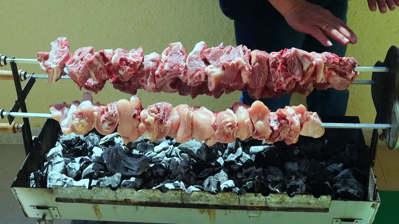 Primo piano di uno chef che controlla la temperatura della brace ardente prima di grigliare. Preparazione pratica del barbecue che mostra il controllo del calore e la prontezza per la cottura. Ideale per tutorial di cucina.
