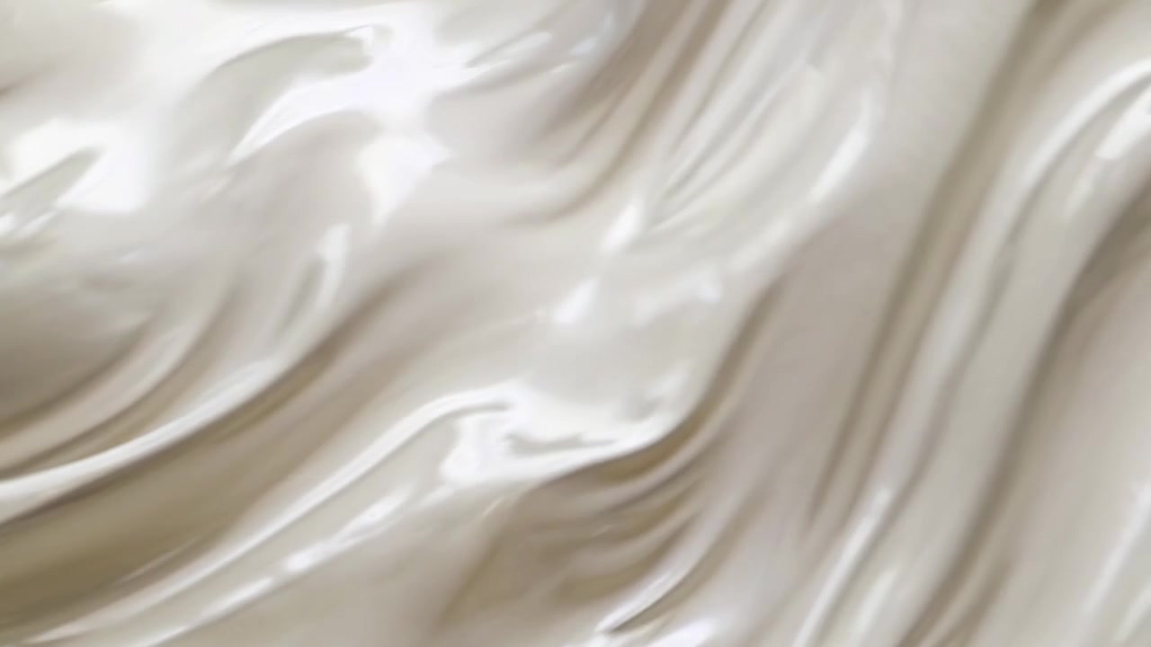Abstraktní pozadí s texturou tekoucí krémově bílé kapaliny