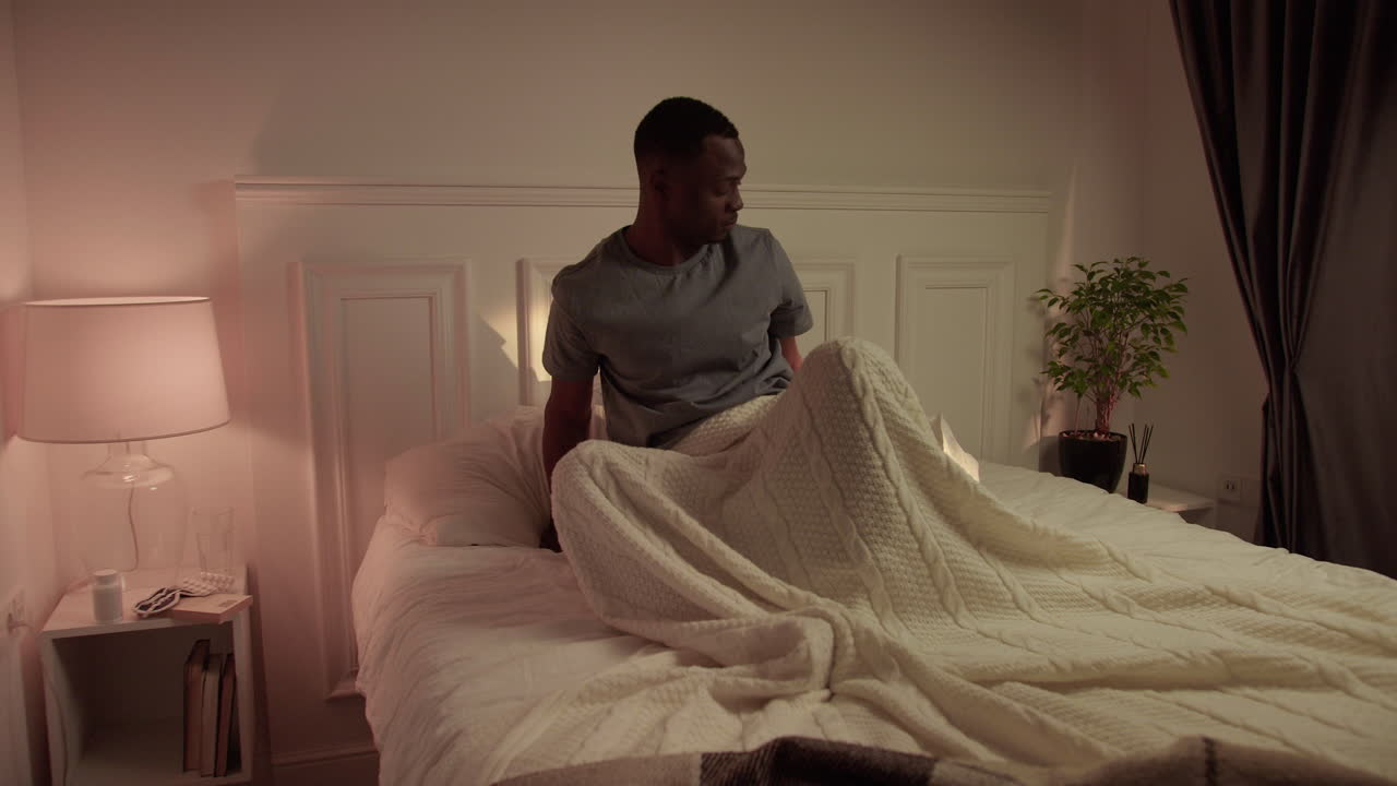 hombre tratando de dormir