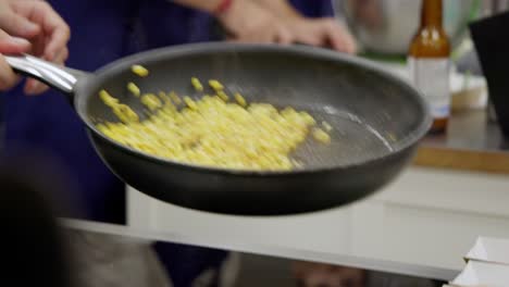 - cocinando maíz en una sartén - primer plano -29,97 fps - disparado en canon r5c