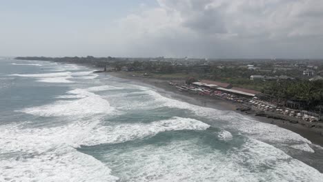 Schaumige-Wellen-Des-Indischen-Ozeans-Spülen-Am-Strand-Von-Megada-Auf-Bali-An-Die-Küste
