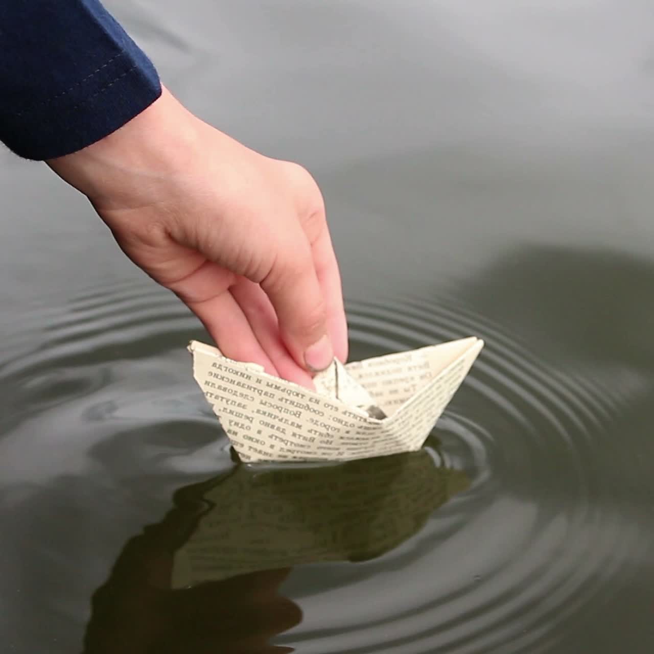 어린이 손에 종이 배