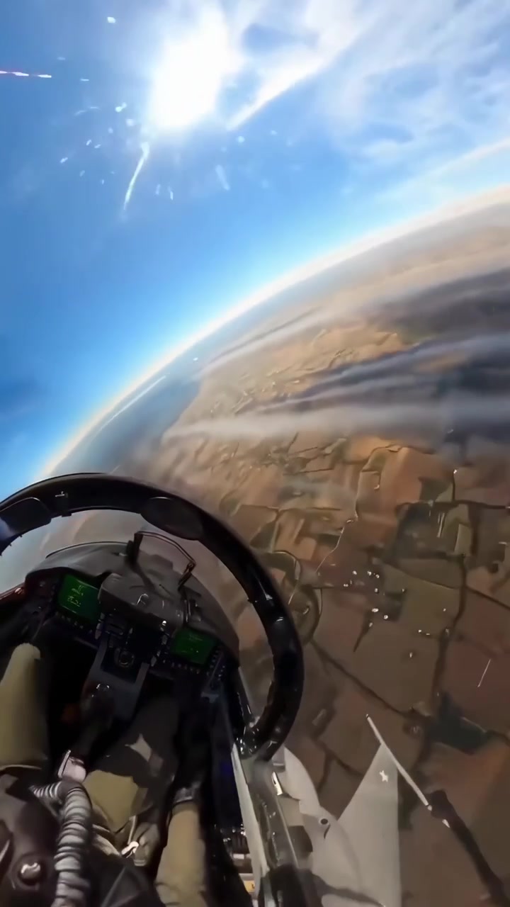 Vista desde la cabina de un avión de combate durante maniobras acrobáticas de alta velocidad