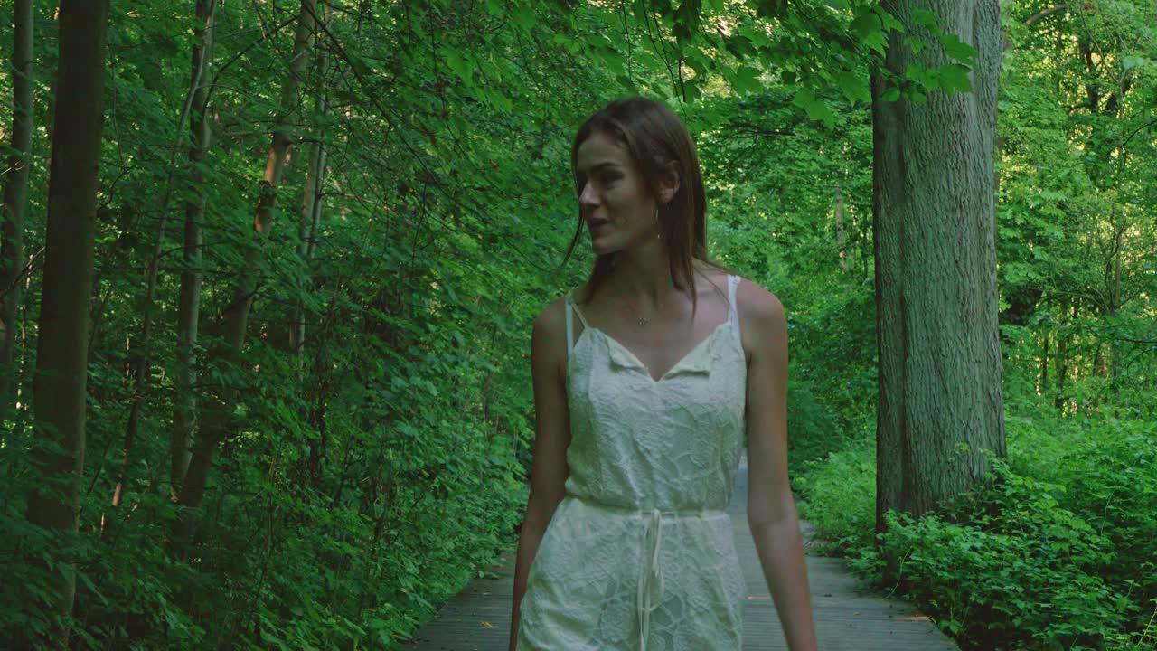 mujer joven disfruta de caminar en el parque en verano o primavera