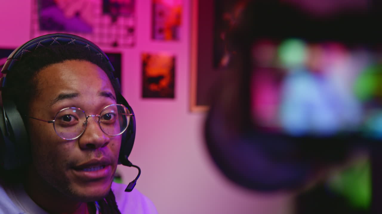 un joven negro juega videojuegos y transmite en twitch