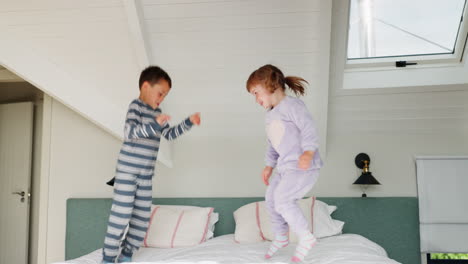 niña, niño y niños en la cama