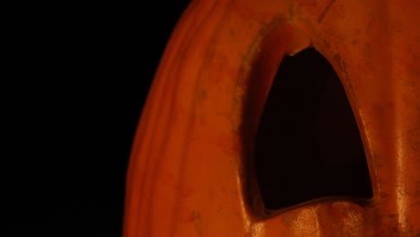 cerca del ojo de jack o lantern con luz de calabaza parpadeante halloween