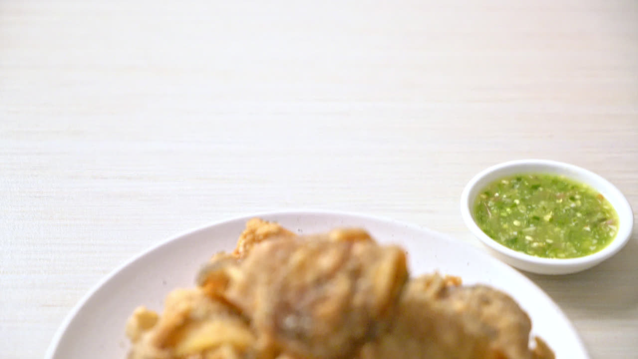 매콤한 해산물 소스를 곁들인 바삭한 구라미 생선