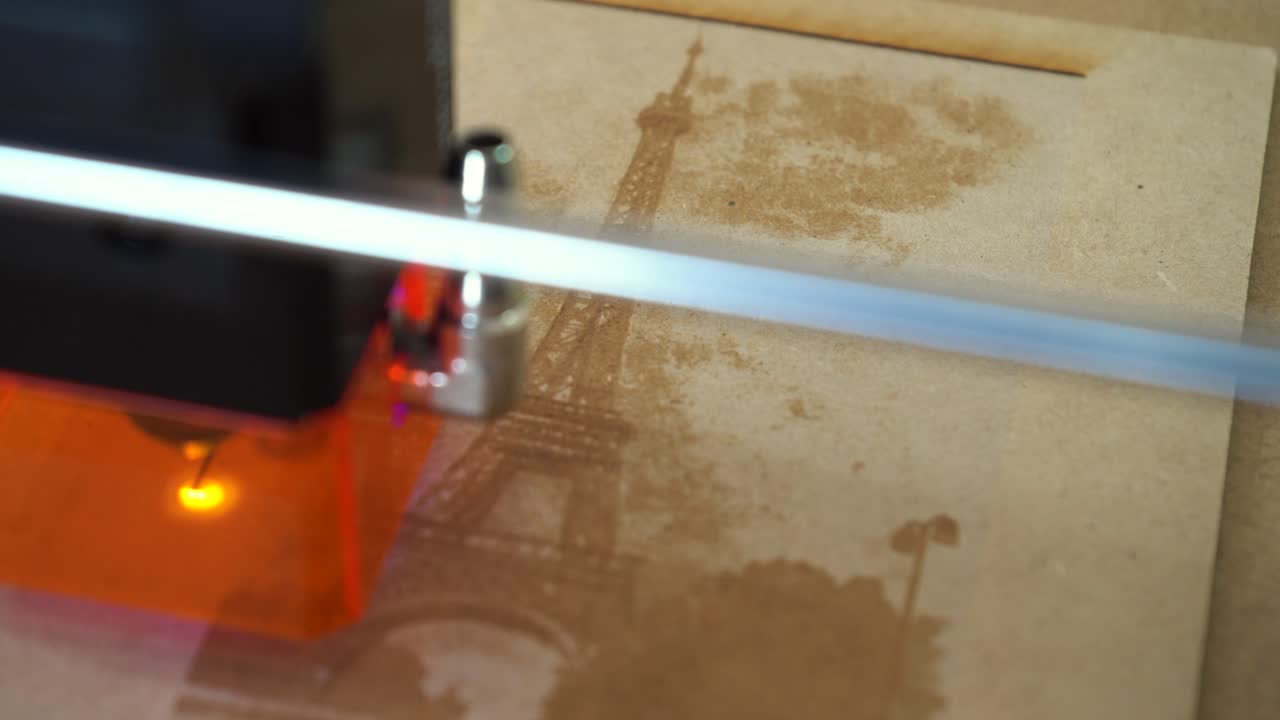 Laser grava a Torre Eiffel em MDF, close-up, focado, com artesanato preciso.