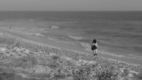 mujer caminando en la playa