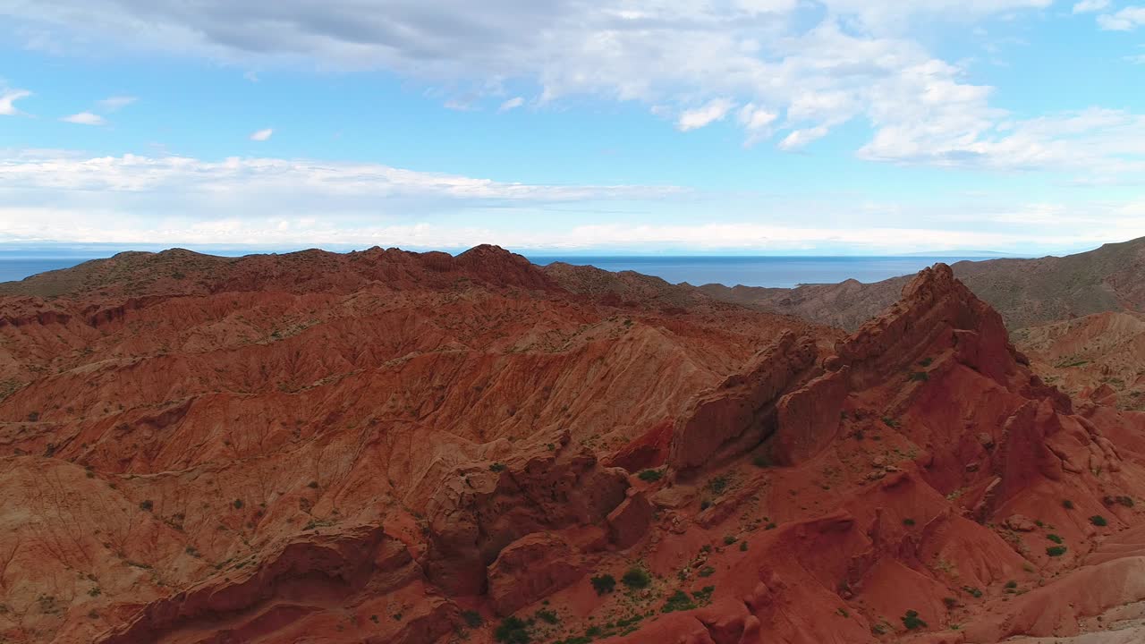 полет вокруг красного каньона. марсианский пейзаж. озеро и голубое небо. взгляд с воздуха.