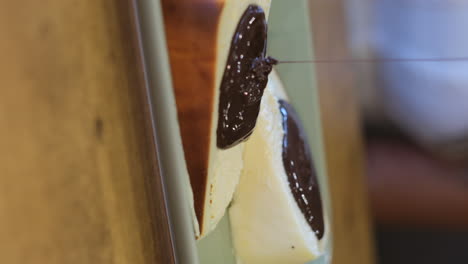 pastel de queso con chocolate en la parte superior: una delicia decadente
