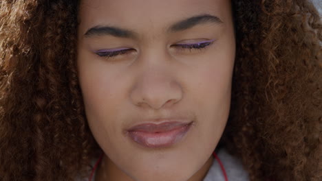 Cerrar-Retrato-Hermosa-Mujer-De-Raza-Mixta-Mirando-Contemplativo-Saludable-Piel-Perfecta-Atractivo-Femenino-Belleza-Joven-étnico-Femenino-Peinado-Rizado-Cámara-Lenta