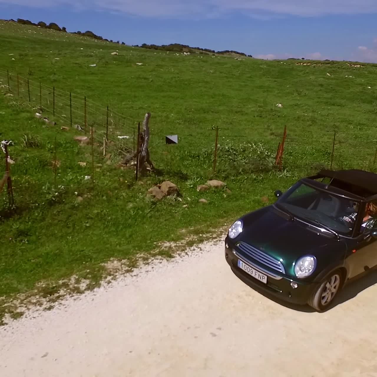 vista aérea de la carretera con coche de conducción