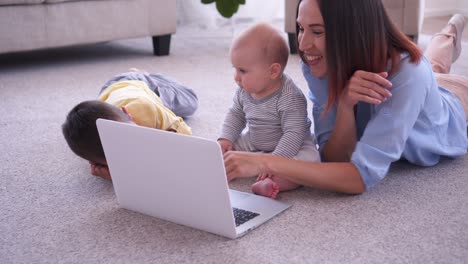 la madre pasa tiempo con los niños pequeños en casa