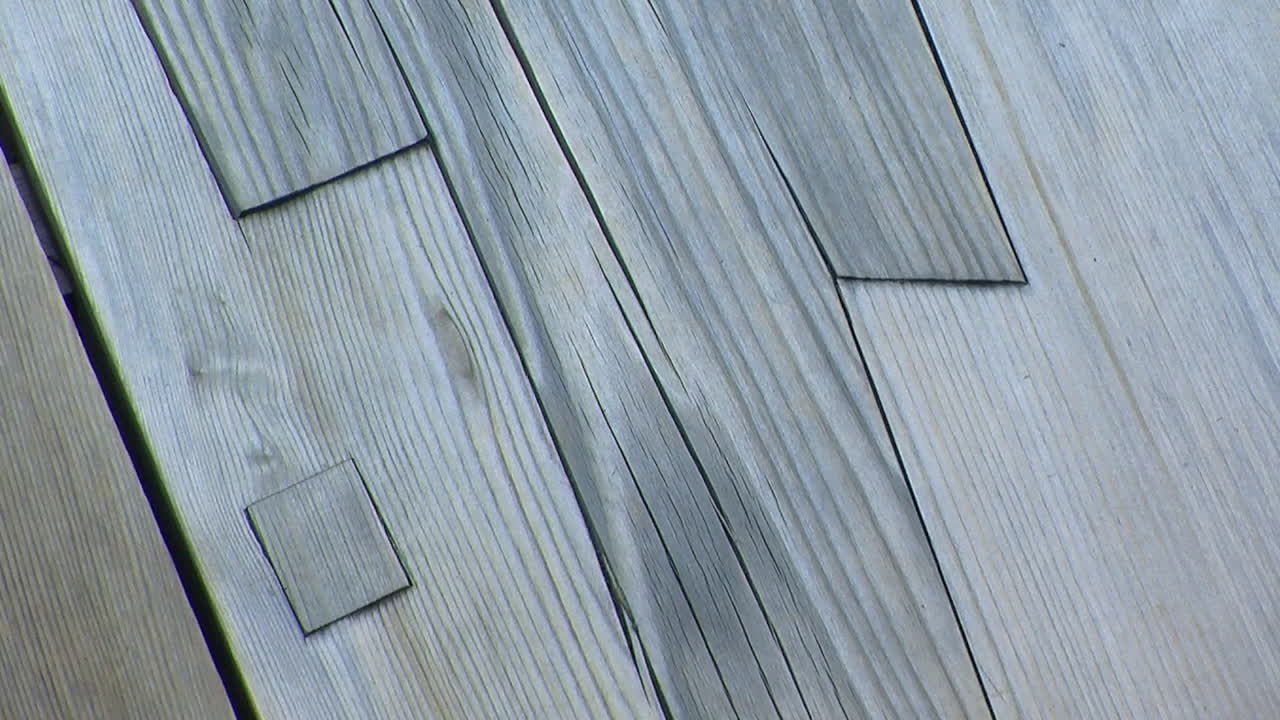 primer plano de dos ejemplos del estilo japonés de reparación de madera dañada