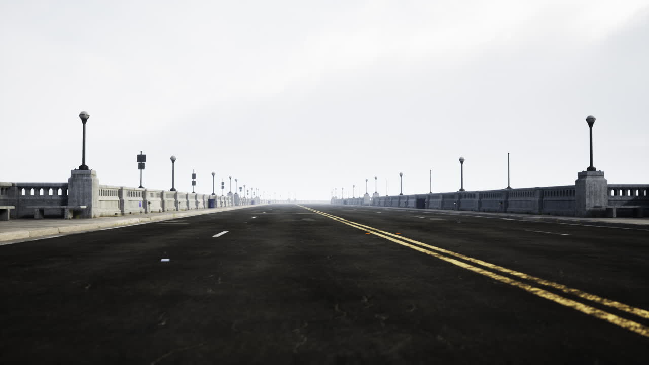 안개 속 의 다리 에 있는  비어 있는 도로