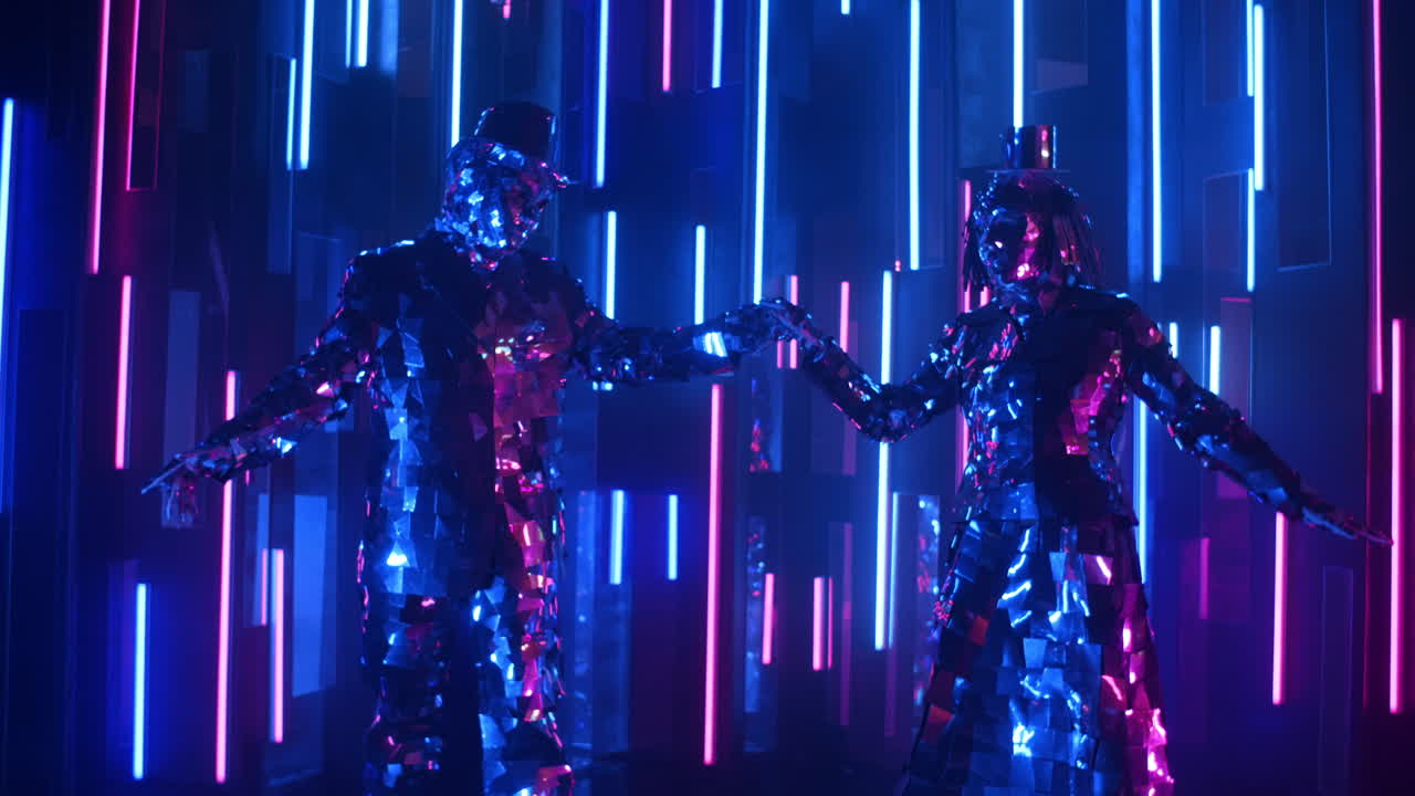 pareja de luz de neón metálica pareja brillante bailando juntos. gente de vidrio moderno exhibe el espectáculo en luz rosa azul neón. un baile divertido. protector de pantalla de música para el club