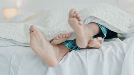 pareja, relajarse y los pies en la cama por la mañana