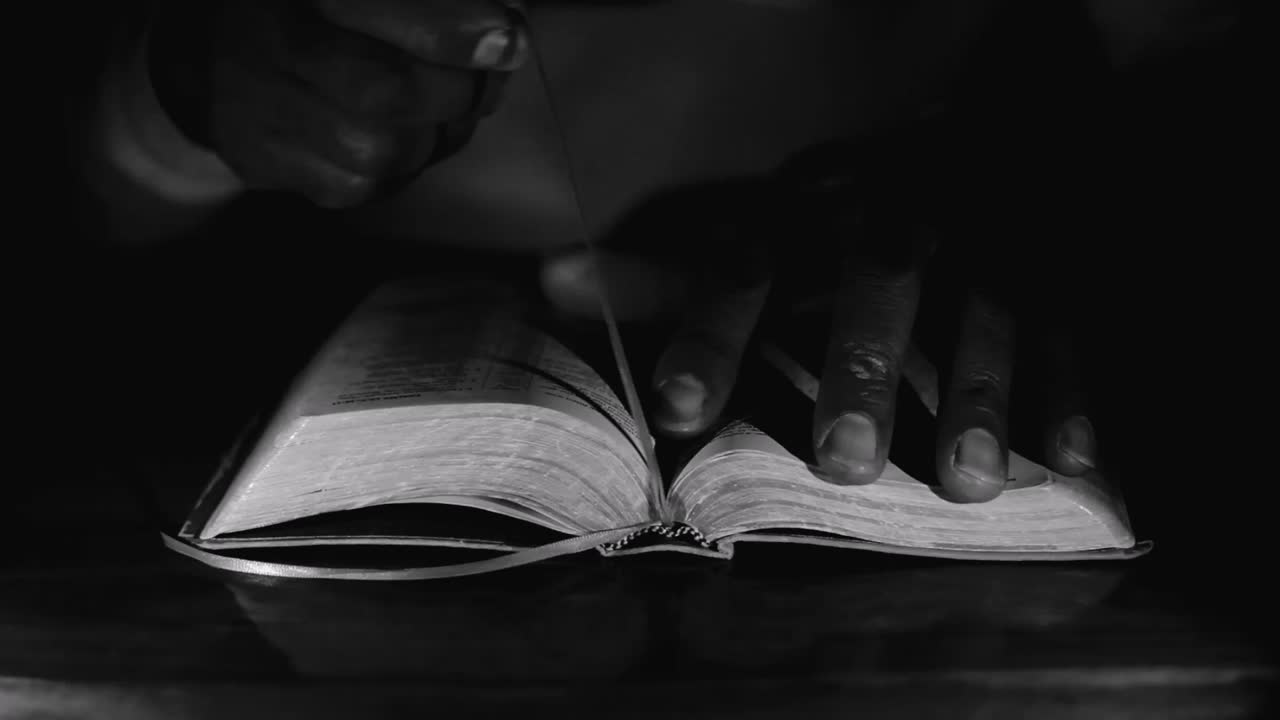 orando a dios con la biblia en la mesa con la gente stock video stock footage