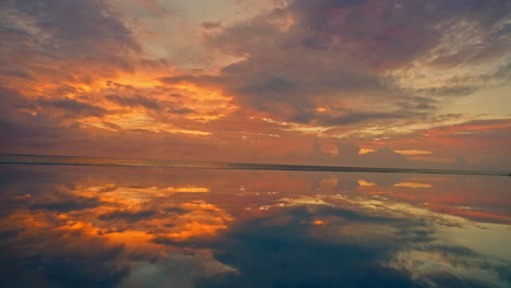 Malerische-Tropische-Wolkenlandschaft-Im-Zeitraffer,-Die-Sich-Auf-Dem-Wasser-Des-Pools-Am-Meer-Spiegelt