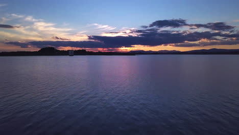 Wasser-See-Oben-Antenne-Drohne-Fliege-Sonne-Menschen-Natur-Strand-Sommer-Brett-Baum-Niedrig-Berlin-Paddel-Wald-Sonnenuntergang-Schöne-Aussicht-über-Damm-Mattupetty-Banasura-Sagar-Tourismus-Kerala-Reise-Landschaft-Im-Freien