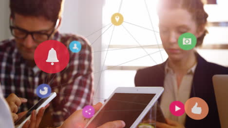 de iconos de conexión de red contra colegas de oficina que usan dispositivos electrónicos