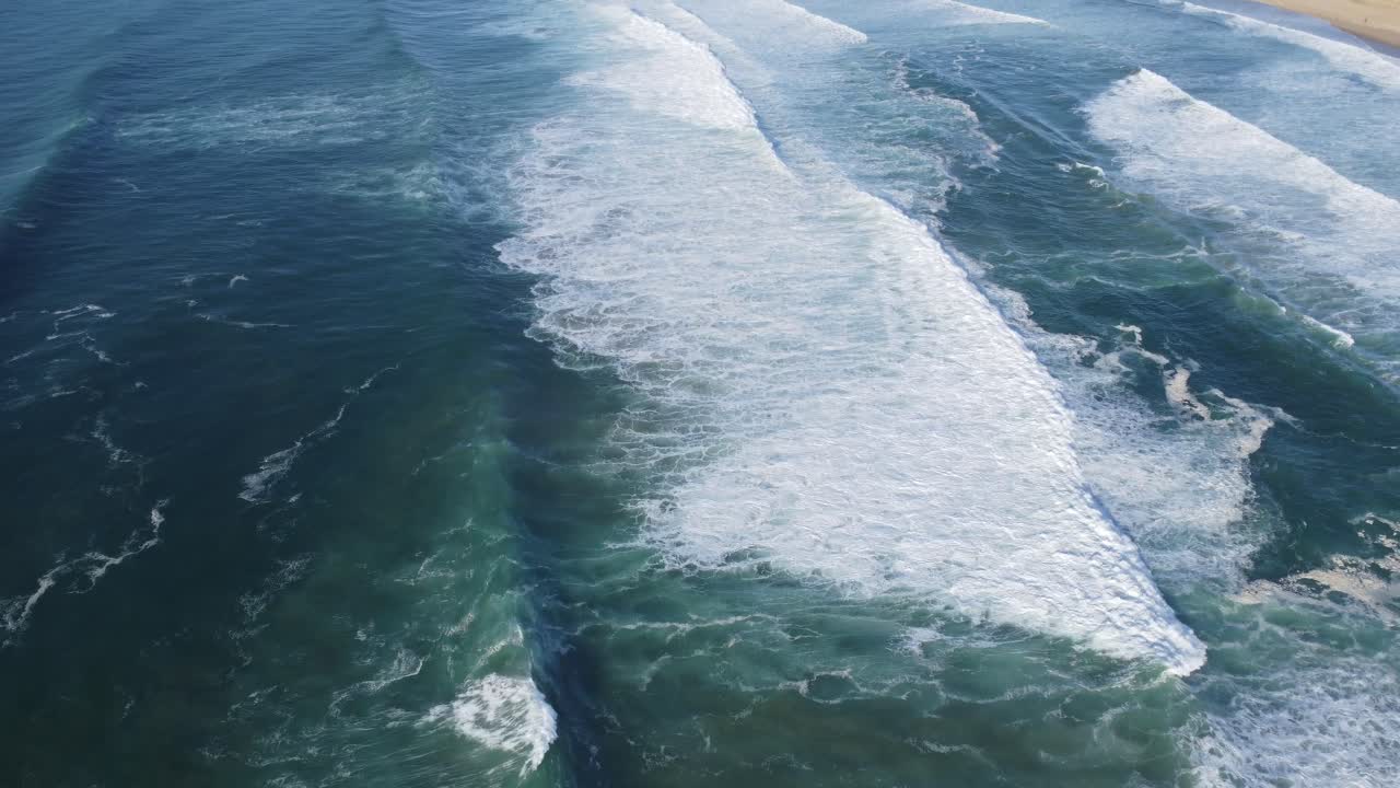 Ola desde arriba (dron) en una playa cerca de Hossegor, con un tiempo precioso y soleado