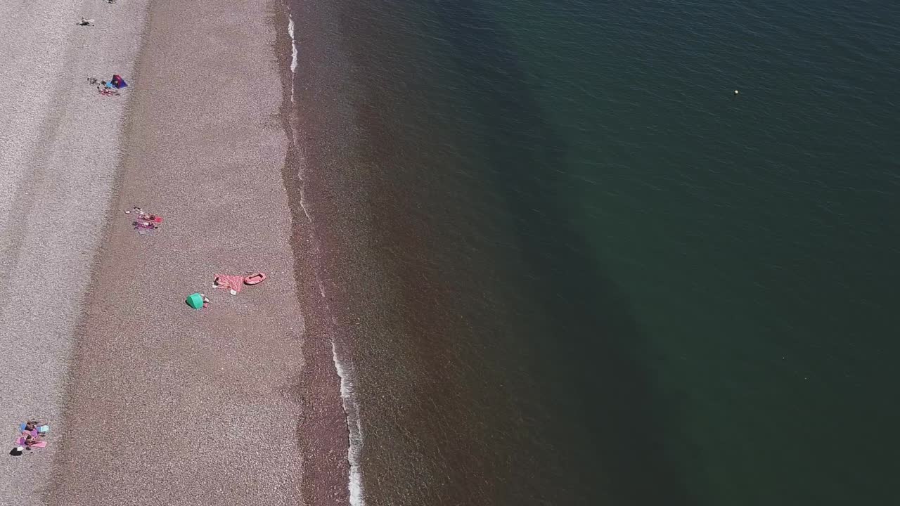 사람 들 이 있는 해변 의 공중 사진