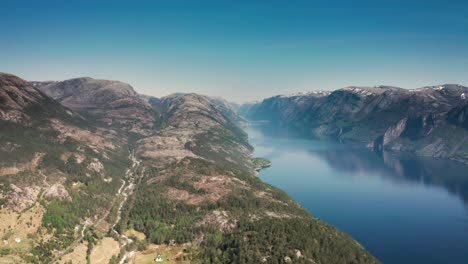 Vista-Aérea-Del-Hermoso-Fiordo-Lysefjord