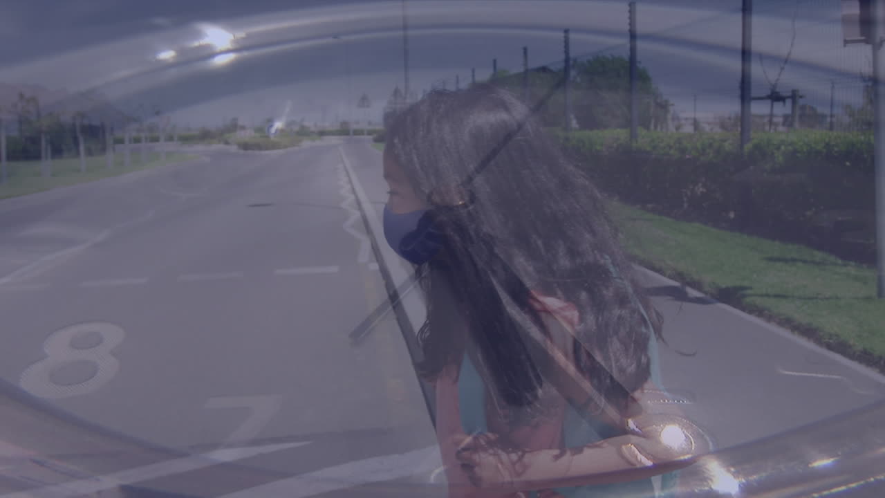 얼굴 마스크를 쓰고  ⁇ 는 두 인종의 여학생을 가로질러 움직이는 시계의 애니메이션