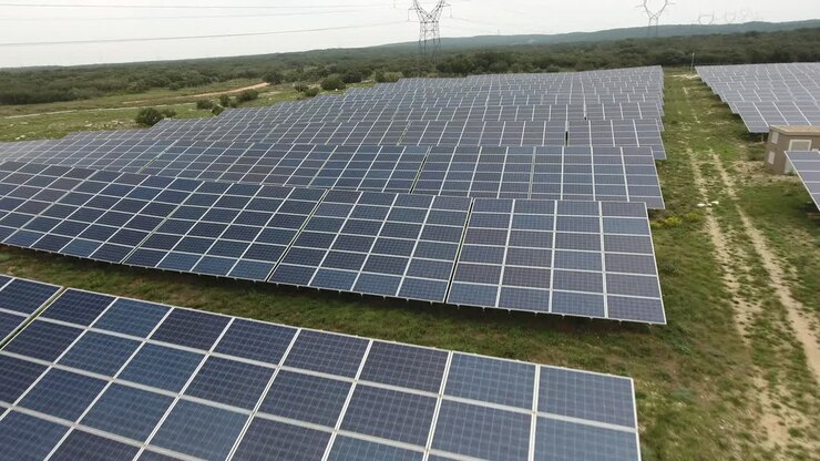 líneas de módulos fotovoltaicos en un parque solar que crean electricidad.