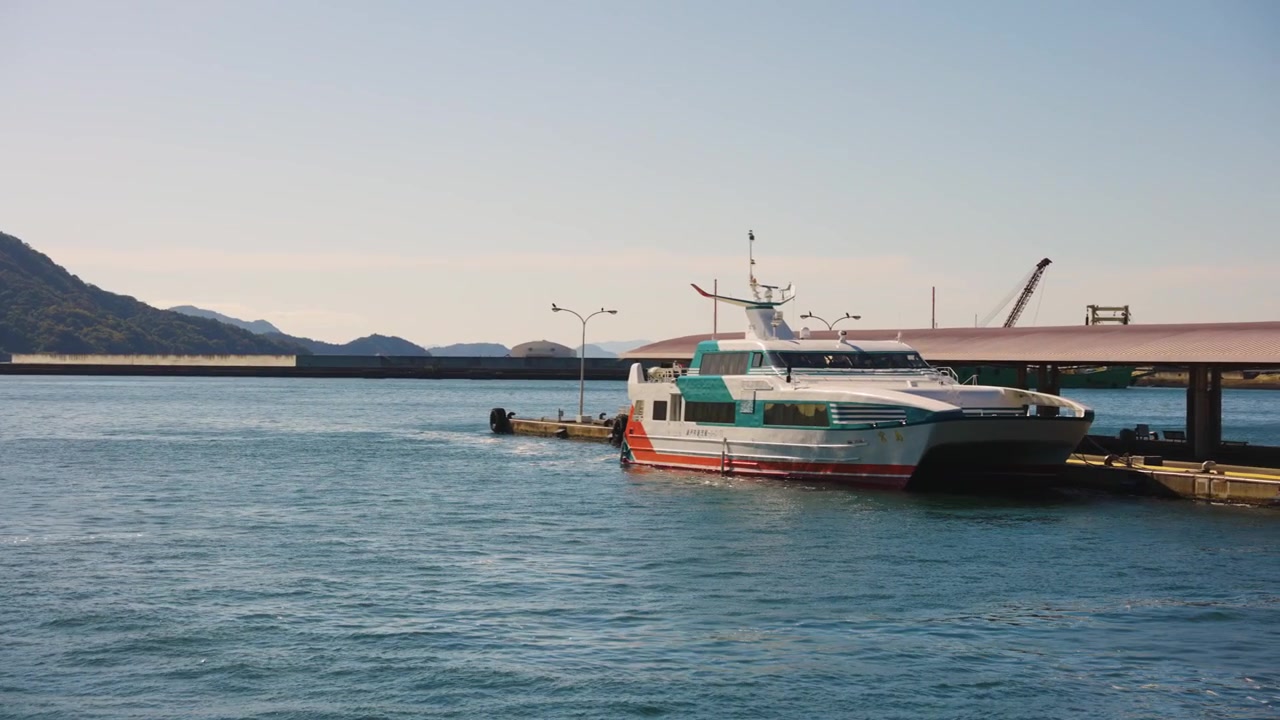 Aliscafo ad alta velocità al porto di Ujina, città di Hiroshima, bella giornata nel Mare Interno del Giappone