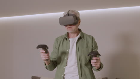 älterer-Mann,-Der-Zu-Hause-Mit-Virtual-reality-brillen-headset-Spielt-1