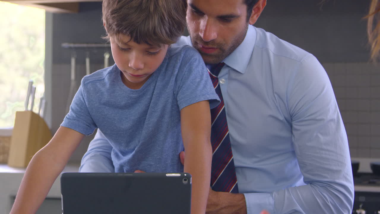padres ayudando a su hijo con la tarea antes de ir a trabajar