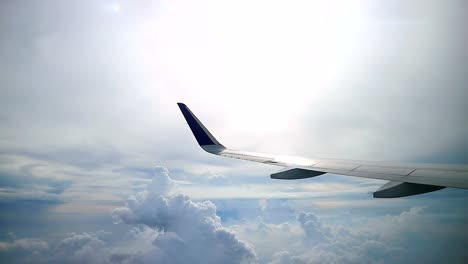 Vista-Celestial-Del-Sol-Nublado-Desde-Las-Ventanas-De-Los-Aviones-Comerciales