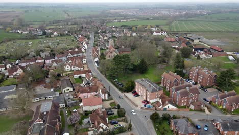 filzted village in essex, großbritannien, luftaufnahmen der hauptstraße in 4k