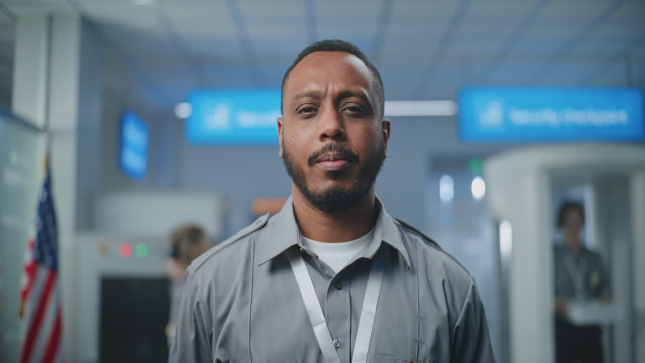 retrato del oficial de seguridad del aeropuerto