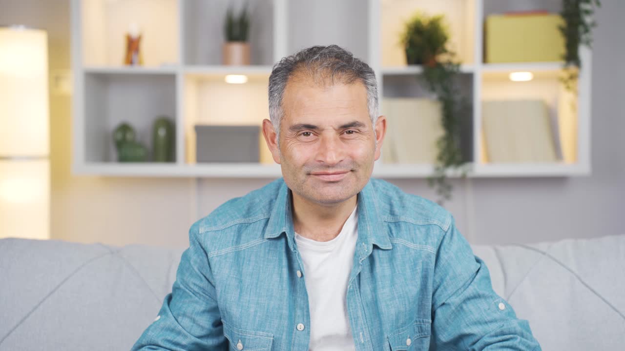 카메라를 위해 귀여운 몸짓을 하는 남자.