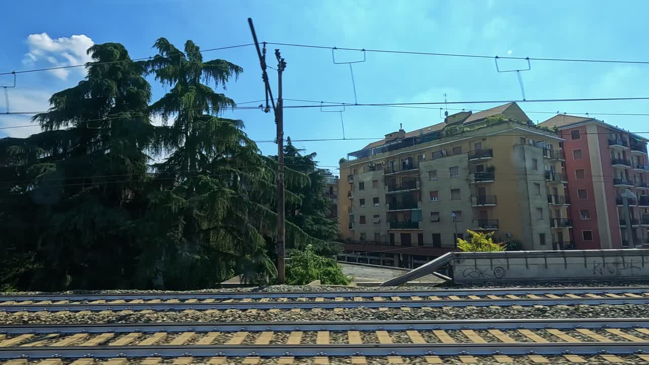 paisajes urbanos y vegetación desde un tren en movimiento