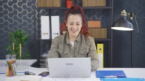 Business-woman-finishing-her-work-and-relaxing.