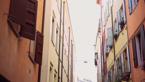 narrow italian alleyway with colorful buildings