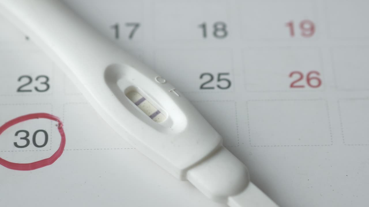 Kit de prueba de embarazo en un calendario de cerca