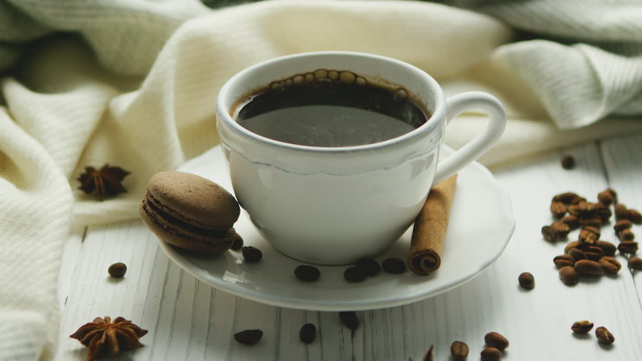 taza de café con especias y macaron