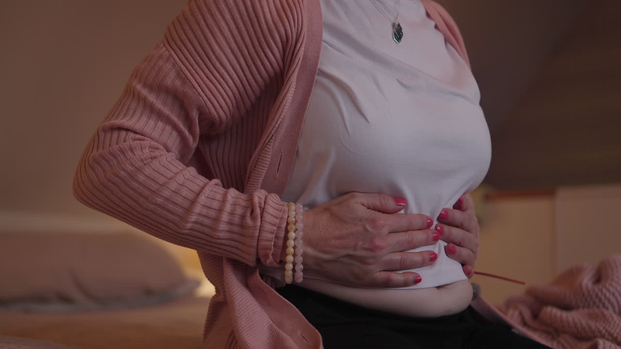 Una donna con mal di stomaco