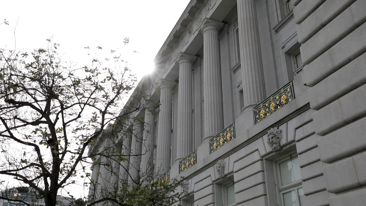 태양 광선과 함께 비즈니스 지구에 있는 샌프란시스코 건물