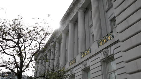 edificio de san francisco en el distrito de negocios con rayos de sol