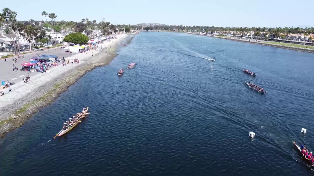 결승선을 향해 질주하는 드래곤 보트